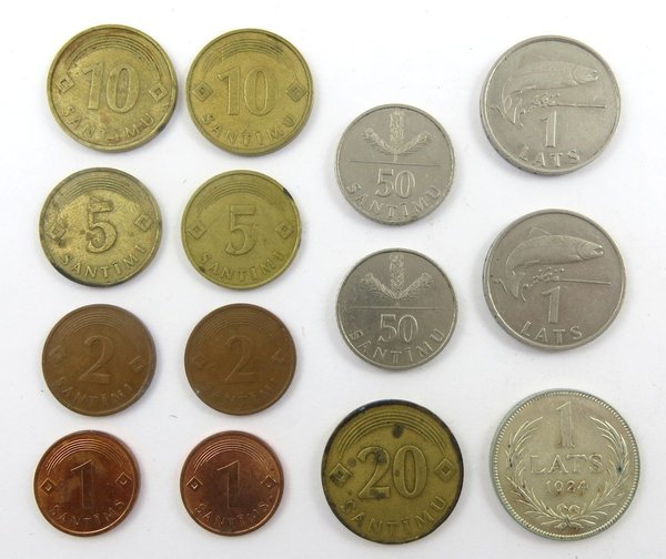 Lettland, Lot mit 14 diversen Münzen