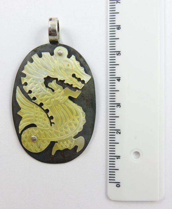 925er Silberanhänger mit Drachen aus Perlmutt, Handarbeit um 1990