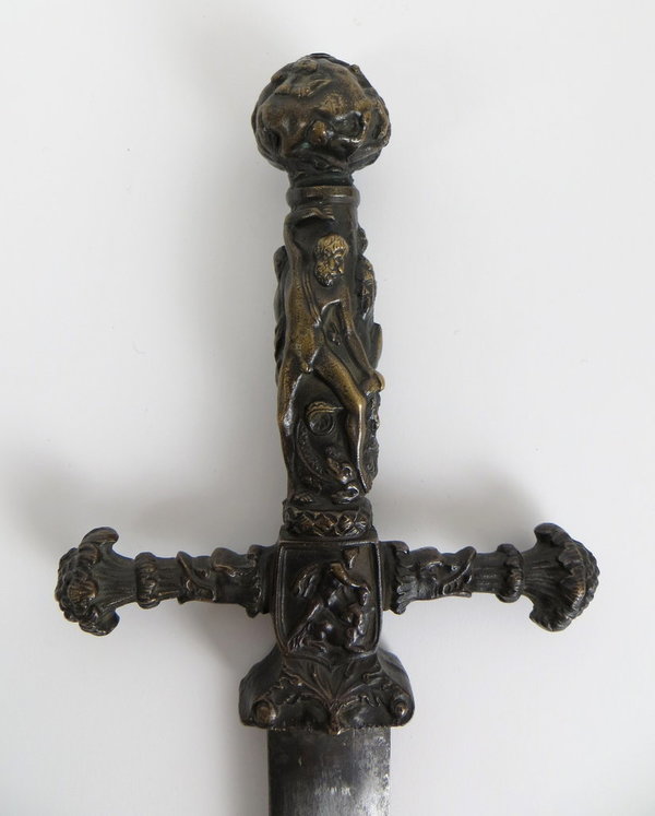 Initiations Schwert aus dem Historismus mit Bronzeknauf und Mythologischen Darstellungen