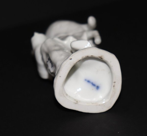 KPM Porzellanfigur, Kind mit Lämmchen auf dem Rücken, Höhe 11 cm