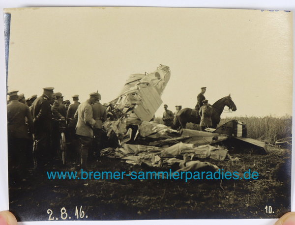 Foto mit deutschen Soldaten bei einem abgestürzten englischen Fluzeug, 2.8.16, 1.Weltkrieg, Original