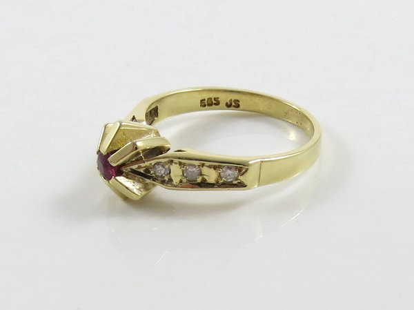 Antiker 585er Goldring mit Rubin und sechs Diamanten, 0,10 ct, Gr. 52