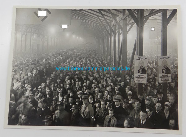 Foto von Hallenkundgebung um 1932 mit A. H. als Redner, Original