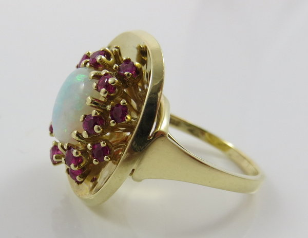 585er Gold Ring mit Opal und 16 Rubinen, um 1990, Gr. 54