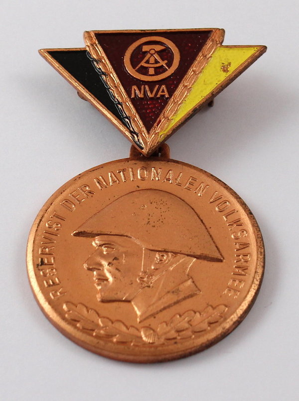 DDR, Medaille "Reservist der Nationalen Volksarmee" aus Eisen mit Bandspange
