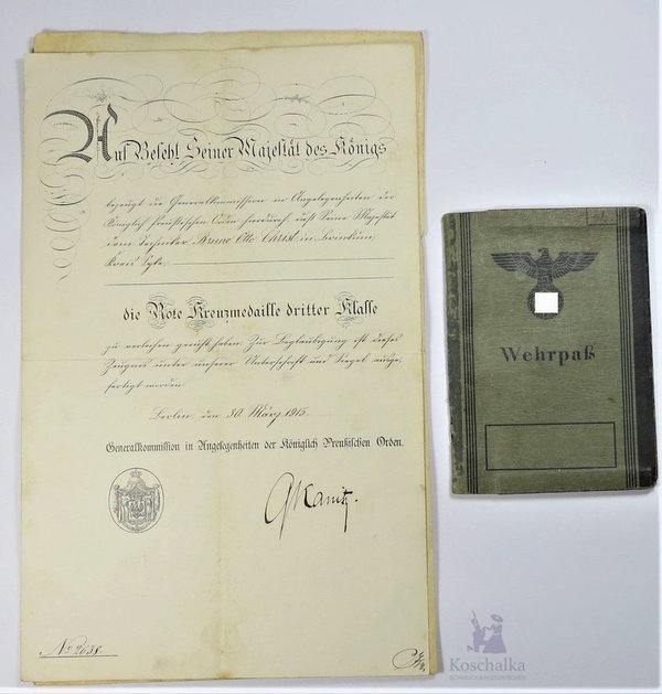 Wehrpaß mit drei Urkunden von einem Sanitäter aus dem 1. und 2. Weltkrieg, Original