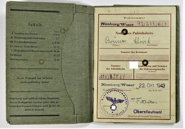 Wehrpaß mit drei Urkunden von einem Sanitäter aus dem 1. und 2. Weltkrieg, Original