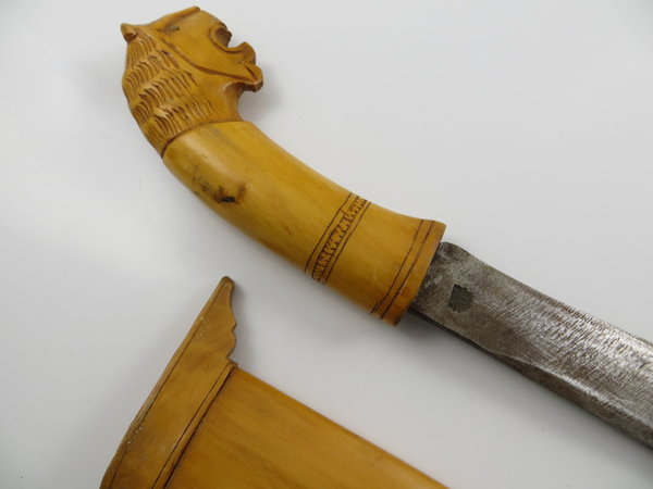 Indonesien, traditionelles Messer Golok Java mit geschnitzter Holzdekoration