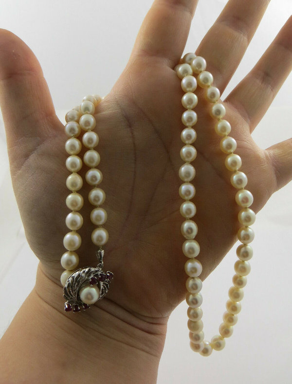 Vintage Akoya Perlenkette mit 585er Weißgoldschließe und 6 Rubinen