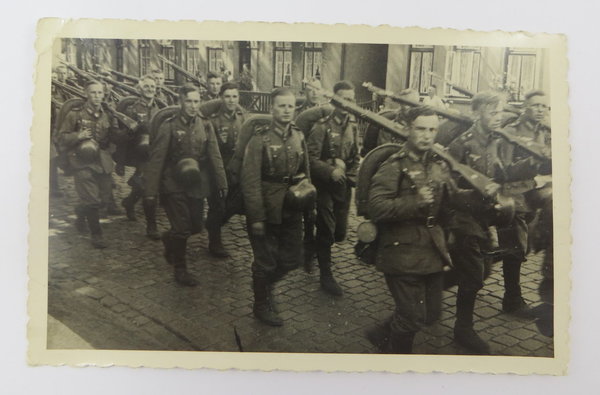 Foto, Postkarte, Deutsche Wehrmacht mit vollem Gepäck im Marsch, III.Reich, Original