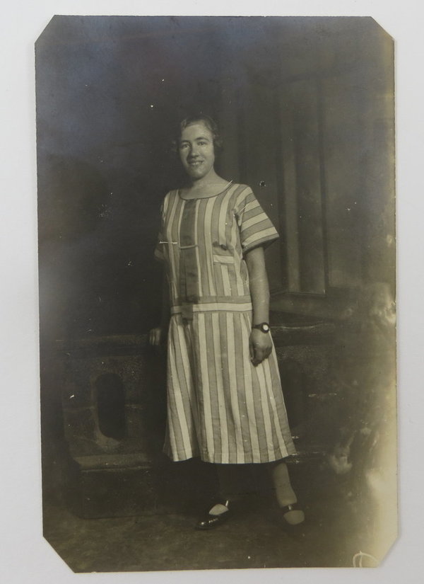 Ak Lachende Frau im Sommerkleid, um 1920, Original