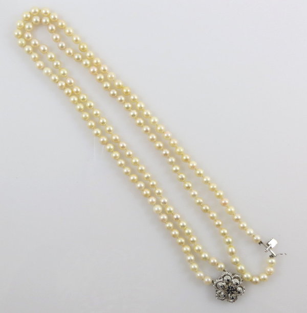 Antike Akoya Perlenkette mit Weißgoldschließe mit dreizehn Saphiren (1015)