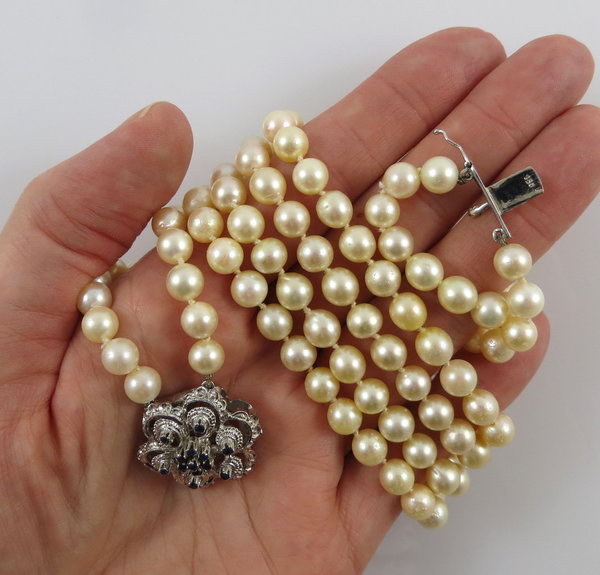 Antike Akoya Perlenkette mit Weißgoldschließe mit dreizehn Saphiren (1015)