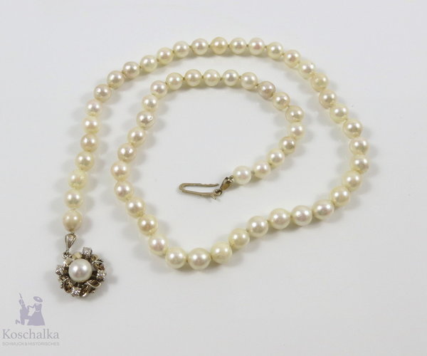 Vintage Akoya Perlenkette mit 585er Weißgoldschließe und vier Diamanten