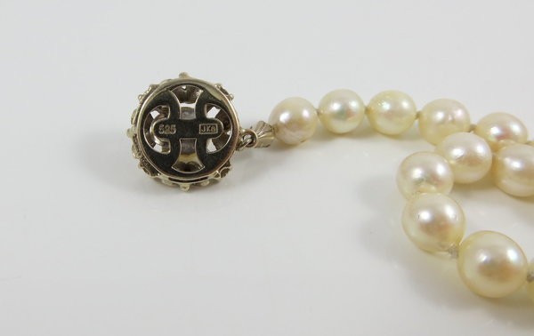 Vintage Akoya Perlenkette mit 585er Weißgoldschließe und vier Diamanten