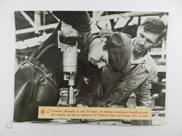 Propagandafoto Arbeiter in einer deutschen Fabrik, III. Reich, Original