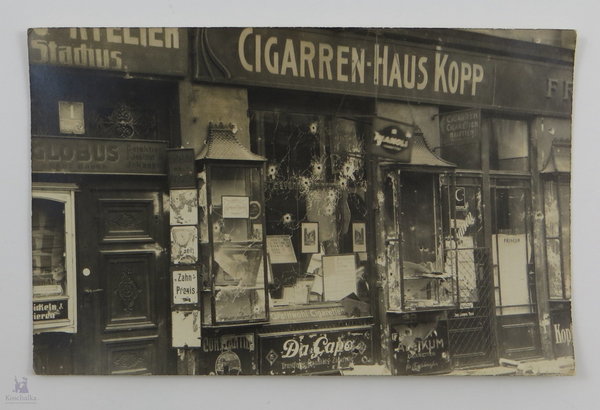 Foto / Postkarte Jüdische Geschäfte, zerschlagene Fenster, Meiningen 1938, III. Reich, Original