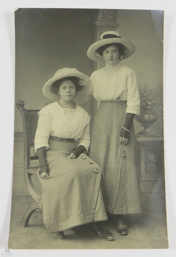 Foto, Postkarte, Zwei Frauen im Sonntagskleid mit Hut, Original