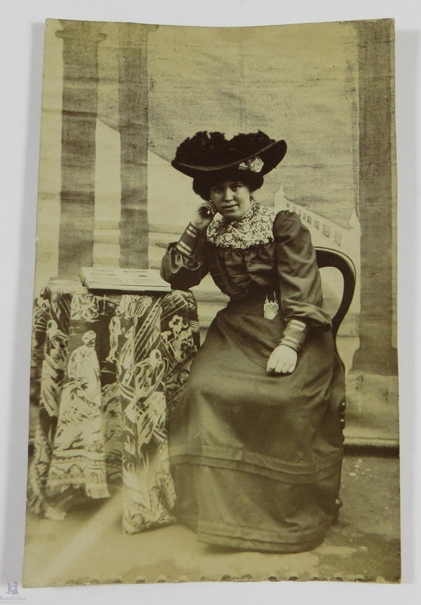 Foto, Postkarte, sitzende Frau im Sonntagskleid mit Hut, Original