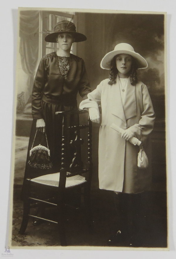Foto, Postkarte, Zwei Frauen mit Mantel mit Hut, Original