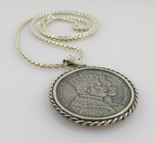 Münzanhänger Krönungstaler Preußen 1861 Wilhelm & Augusta, an 925er Silberkette, 40 Gramm