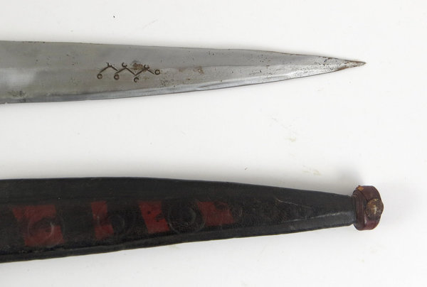 Antike Afrikanische kurze Schwert-Machete mit Lederscheide
