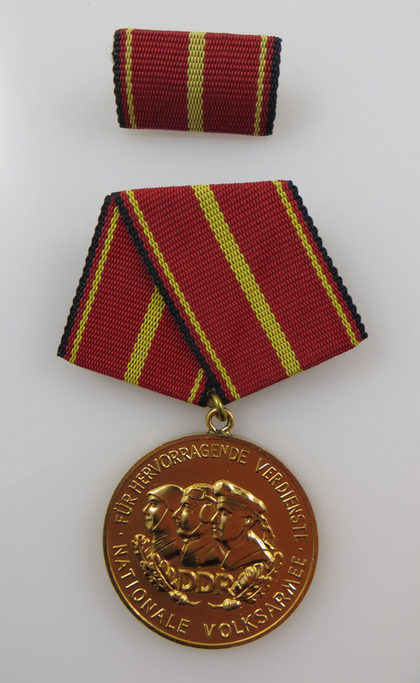 DDR, NVA Mediallen "Für hervorragende Verdienste", 3 Stück in Gold, Silber und Bronze, mit Etuis