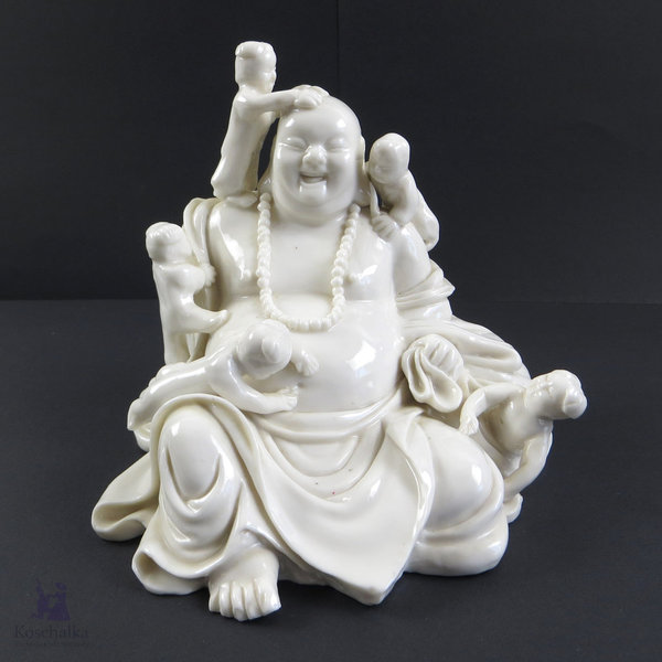 Antike Porzellanfigur Lachender Buddha mit fünf Kindern