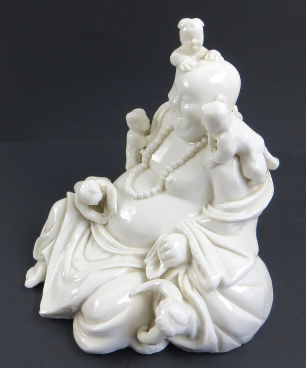 Antike Porzellanfigur Lachender Buddha mit fünf Kindern